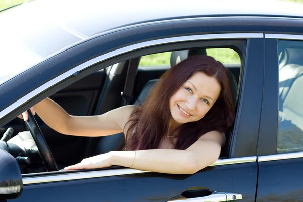 Vrouw is in haar nieuwe auto — Stockfoto