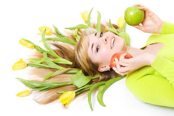 Mulher com maçã e buquê de tulipas em seu cabelo — Fotografia de Stock