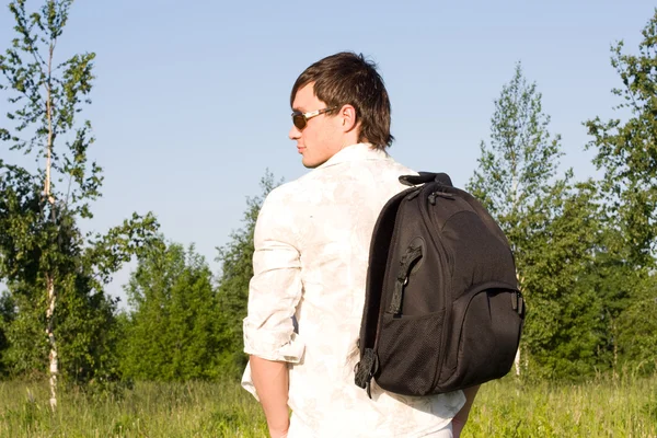 Jovem com mochila ao ar livre — Fotografia de Stock