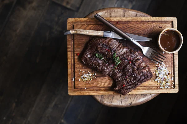 Stek wołowy. Kawałek wołowiny grill grilla marynowane w przyprawach - Stoc — Zdjęcie stockowe