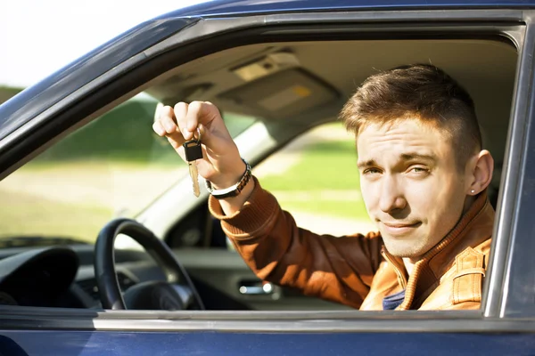 Homem jovem mostrando chaves do carro - Imagem stock — Fotografia de Stock