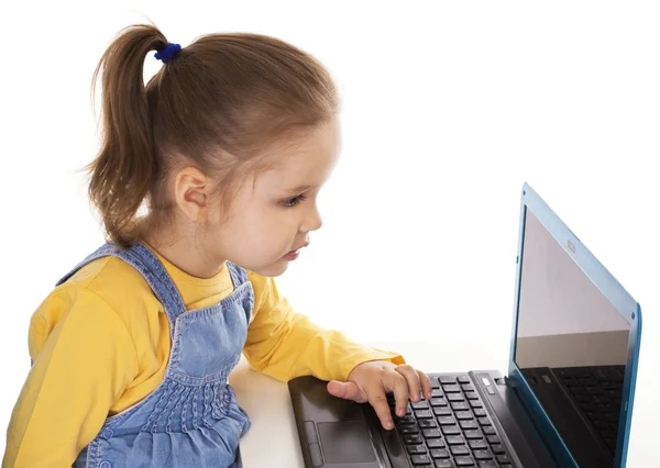 Meisje met behulp van de - geïsoleerde - stock beeld laptop — Stockfoto
