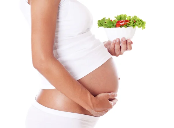 Mujer embarazada comiendo ensalada — Foto de Stock