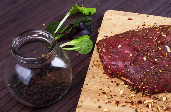 Assado de carne crua com ervas frescas - Imagem stock — Fotografia de Stock