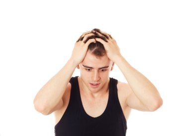 adam kafasına elleriyle çaresizlik içinde.