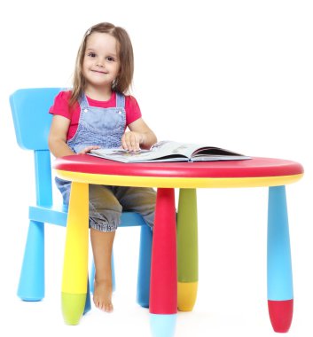 Masada oturan ve bir kitap okuma çocuk