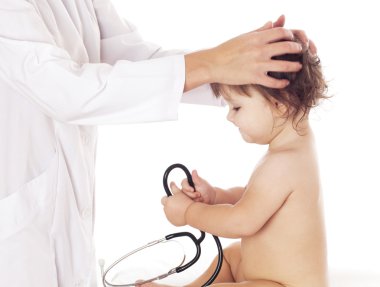 Beyaz arka plan denetimi bebeğin başına doktor