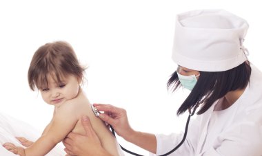 Doktor kontrol bebek beyaz arka plan üzerinde stetoskop ile