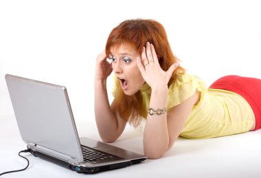 Laptop şok ifade ile kız