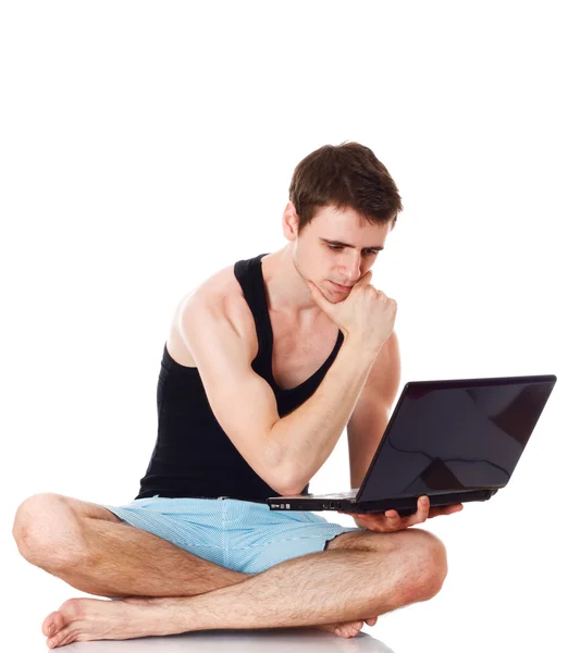 Dizüstü bilgisayarı olan genç bir adamın izole edilmiş görüntüsü.. — Stok fotoğraf