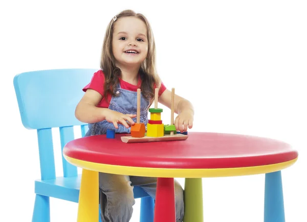Kind zitten aan de tafel en spelen — Stockfoto