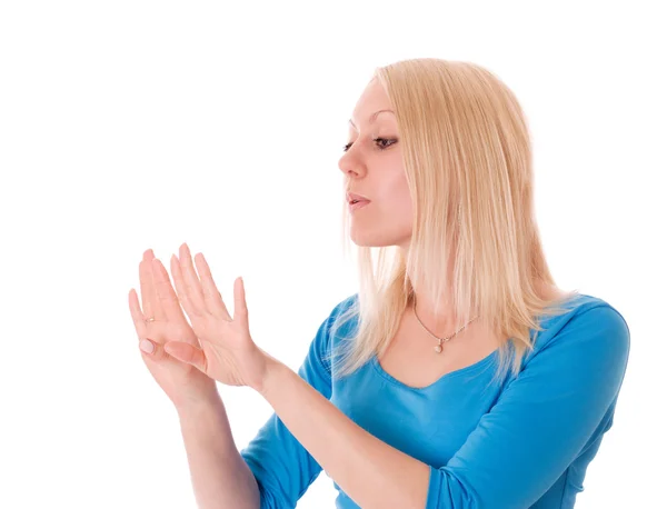 Vrouw op zoek naar haar nagels met manicure. — Stockfoto