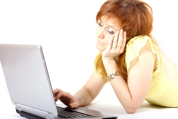 Denken vrouw met computer — Stockfoto