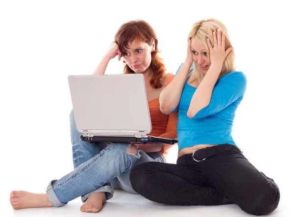 Młode kobiety z laptopem. — Zdjęcie stockowe