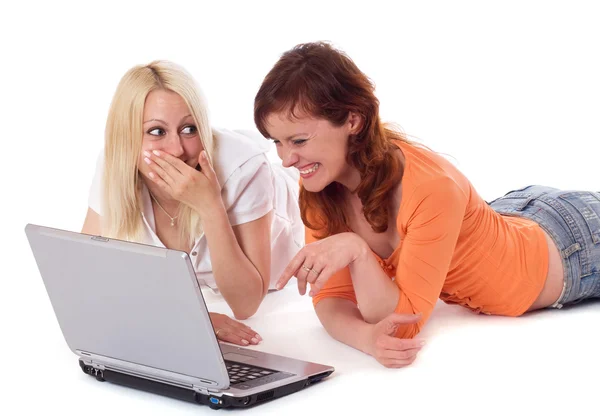 Jonge vrouwen met laptop. — Stockfoto
