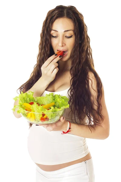 Schwangere isst Salat. — Stockfoto
