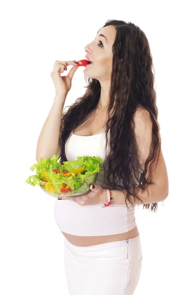 Mulher grávida comendo salada. — Fotografia de Stock