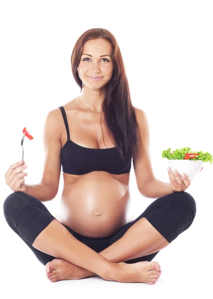 Mujer embarazada comiendo ensalada. — Foto de Stock