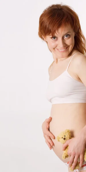 Zwangere vrouw met teddy — Stockfoto