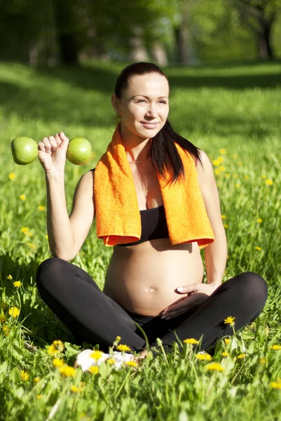 Gravid kvinna gör sport. — Stockfoto