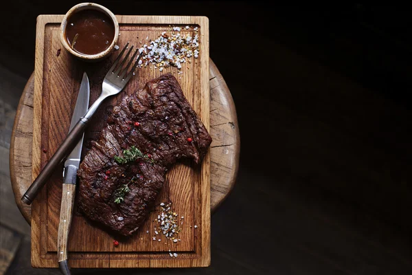 Bife de vaca. Pedaço de carne grelhada para churrasco marinada em especiarias - Stoc — Fotografia de Stock