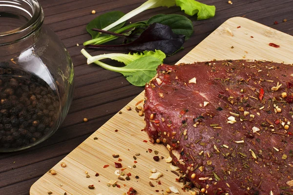 Ruwe rundvlees gebraden met verse kruiden — Stockfoto