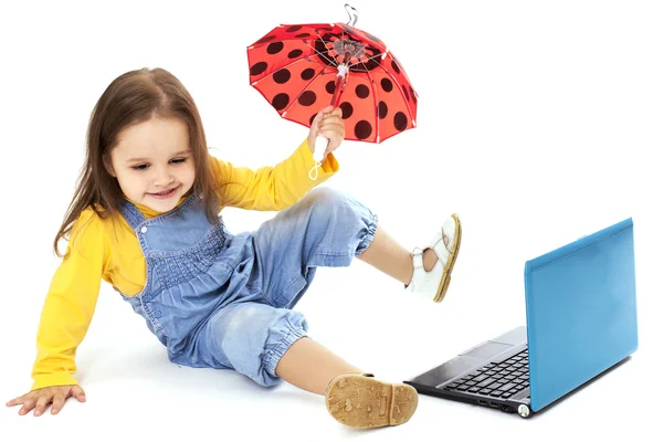Meisje met behulp van Laptop - geïsoleerd — Stockfoto