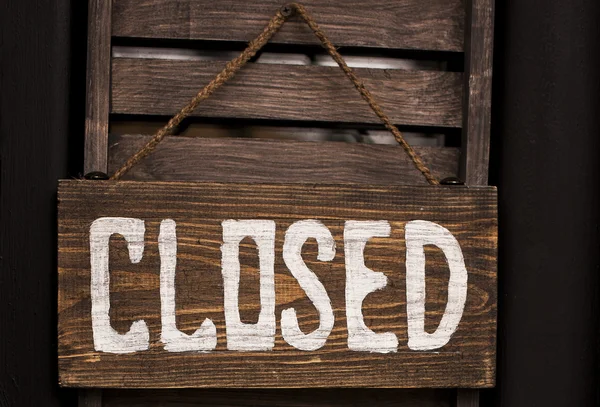 Kapıya asılı kapalı işareti