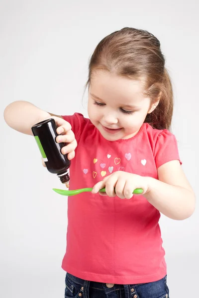 Bir dilim pepperoni pizza.