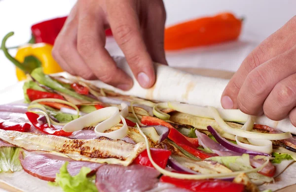 Gesunde Salattortilla-Wraps — Stockfoto