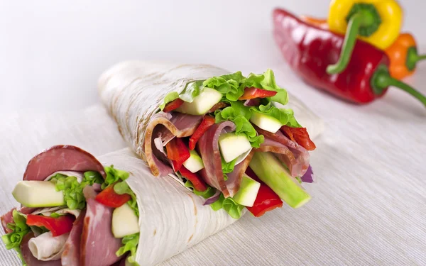 Gesunde Salattortilla-Wraps — Stockfoto