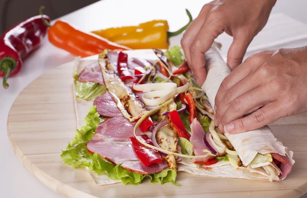 Gesunde Salattortilla-Wraps — Stockfoto