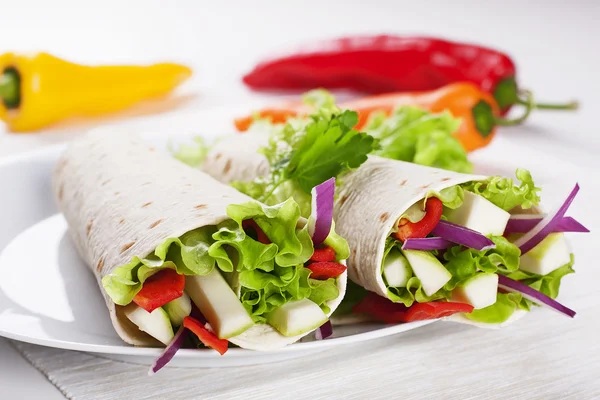 Vegetarische Salattortilla-Wraps — Stockfoto