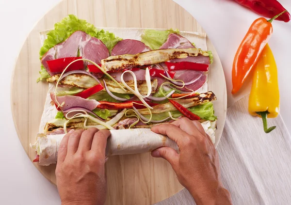 Gesunde Salattortilla-Wraps — Stockfoto