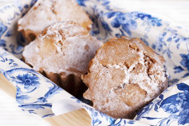 Muffin kek üzerinde mavi bir masa örtüsü