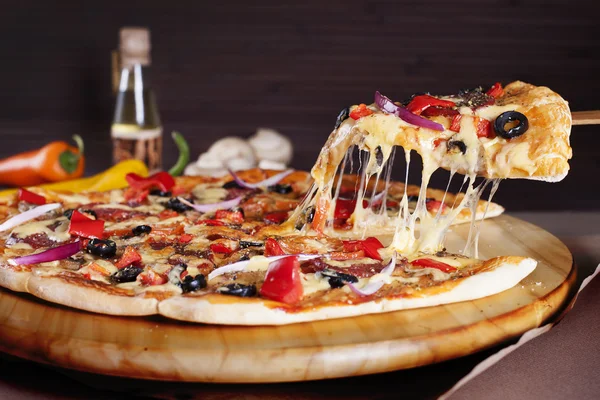 Elevación de la rebanada de pizza — Foto de Stock