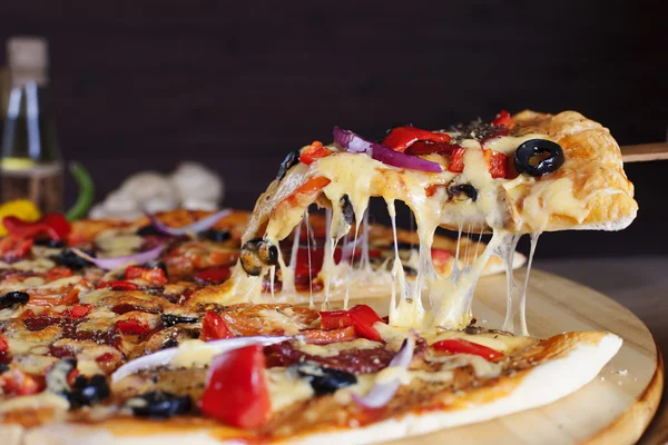 Elevación de la rebanada de pizza — Foto de Stock