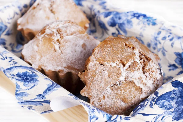 Muffin kek üzerinde mavi bir masa örtüsü