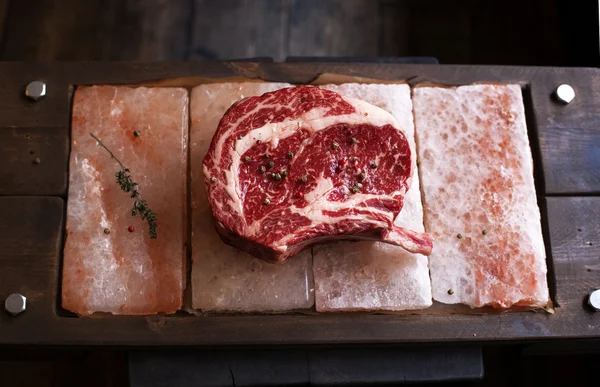 Řádek kosti v Rib Eye Steak na kousky soli — Stock fotografie