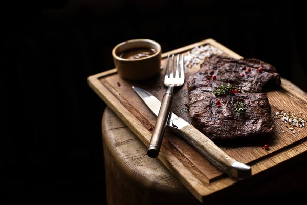 Biefstuk. Stuk van gegrilde BBQ-rundvlees gemarineerd in kruiden — Stockfoto
