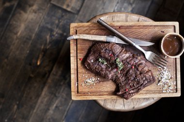 Biftek. Baharatlı ızgara barbekü bifteği.