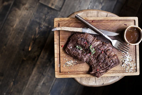 Oksekød bøf. Stykke grillet BBQ oksekød i krydderier - Stock-foto