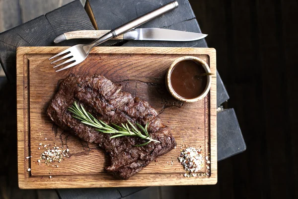 Hovězí steak. Kousek grilovaného hovězího BBQ v koření — Stock fotografie