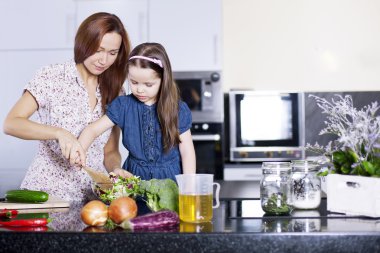 Yemek. Küçük kızı annesiyle