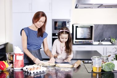 Aile yemek. Küçük kızı annesiyle