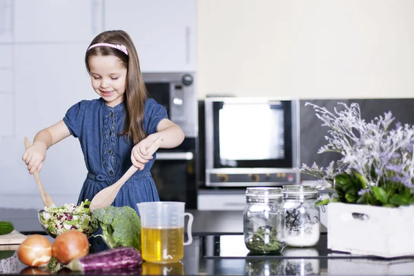 Küçük kızı mutfakta yemek — Stok fotoğraf