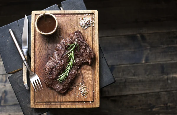 Biefstuk. Stuk gegrild BBQ-rundvlees in specerijen — Stockfoto