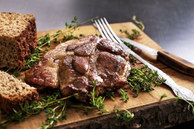 Biftek. Baharatlı ızgara barbekü bifteği.