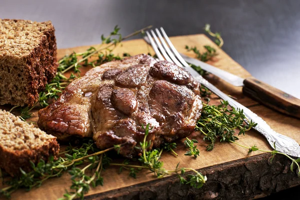 Hovězí steak. Kousek grilovaného hovězího BBQ v koření — Stock fotografie