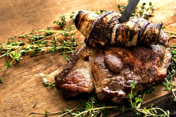 Hovězí steak. Kousek grilovaného hovězího BBQ v koření — Stock fotografie